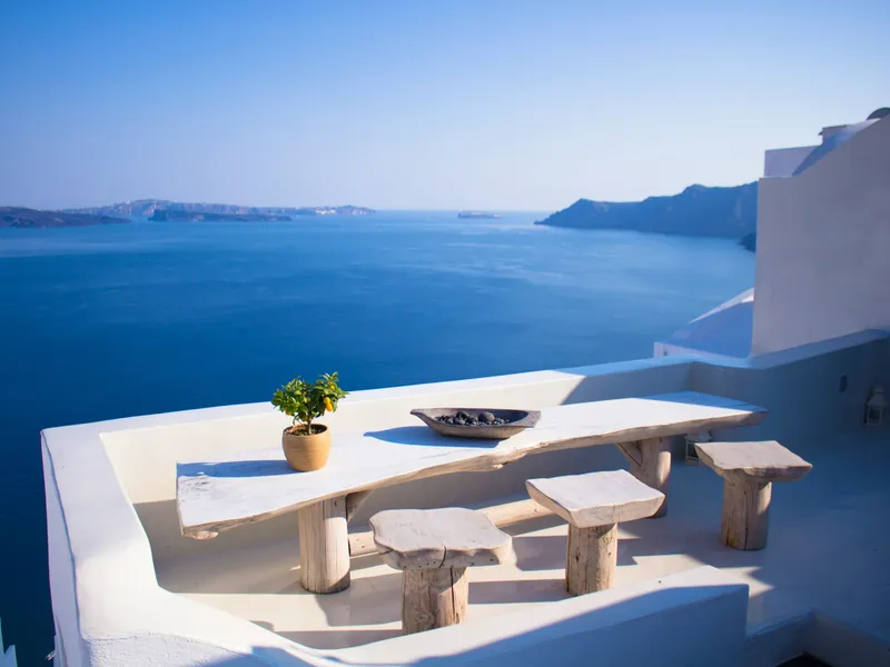 Terras met uitzicht op de blauwe Egeïsche Zee in Santorini